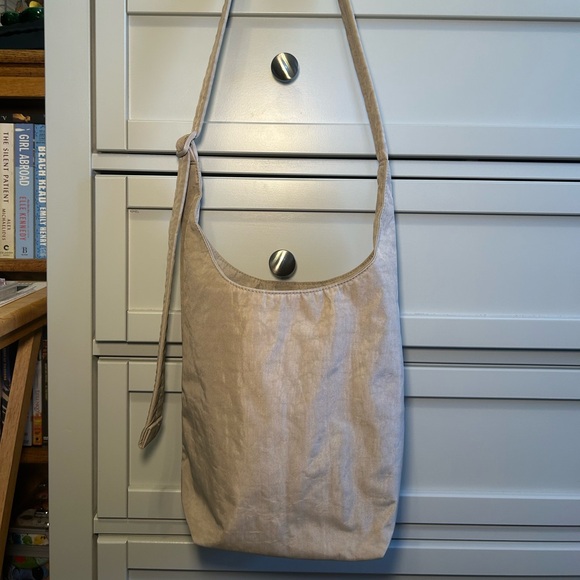 BAGGU Handbags - BAGGU Small Nylon Sling Bag In Dove NWOT